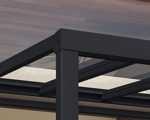 Vue détaillée d''une terrasse couverte avec cadre et éléments en verre.