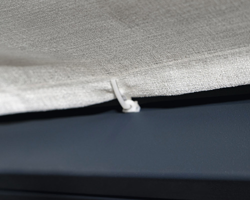 Vue détaillée d''un rideau avec une bande de plis