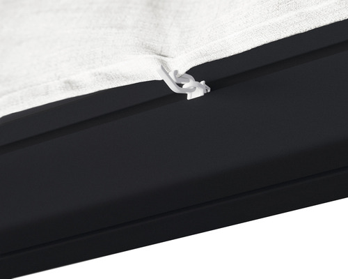 Vue détaillée d''un voile d''ombrage avec clip de fixation sur une pergola