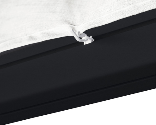 Gros plan sur une fixation de store banne avec toile et clip