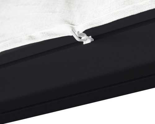 Gros plan sur une fixation de store avec tissu