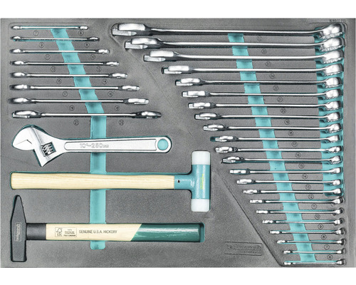 Assortiment de clés, marteau et clé à molette dans une boîte à outils