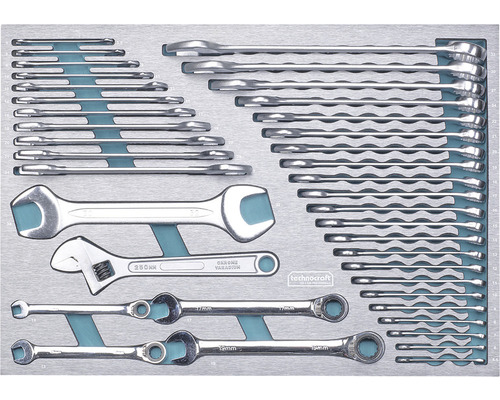 Assortiment de clés de serrage de la marque Technocraft, comprenant des clés plates, des clés à cliquet et des clés à molette.