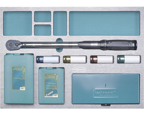 Jeu de clés dynamométriques avec accessoires dans une boîte à outils