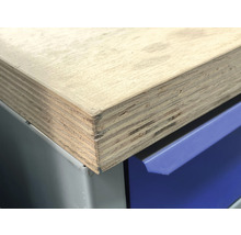 Holzplatte auf Werkbank