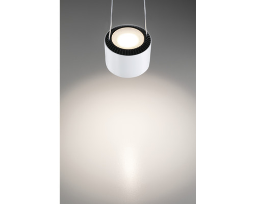 Hängelampe mit zylindrischem Schirm und Lichtkegel