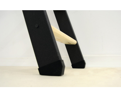 Detailansicht einer Leiter mit Füßen aus Kunststoff und einer Sprosse aus Holz