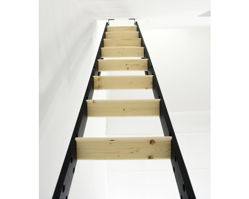 Leiter mit Holzstufen und Metallrahmen