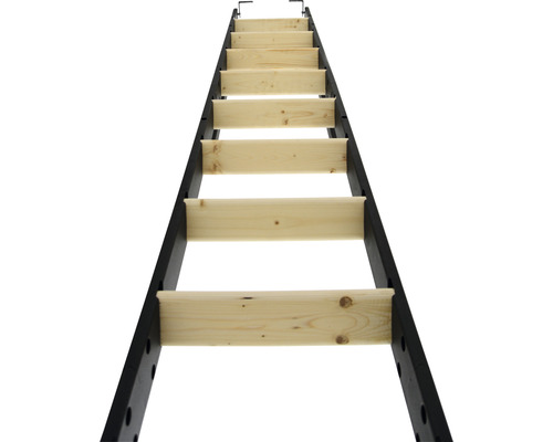 Escalier de grenier avec marches en bois et cadre métallique