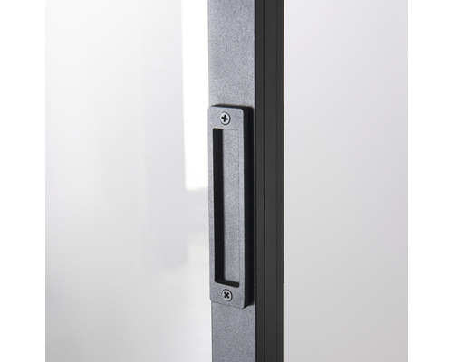Vue détaillée d''une poignée de porte coulissante noire avec fixation par vis