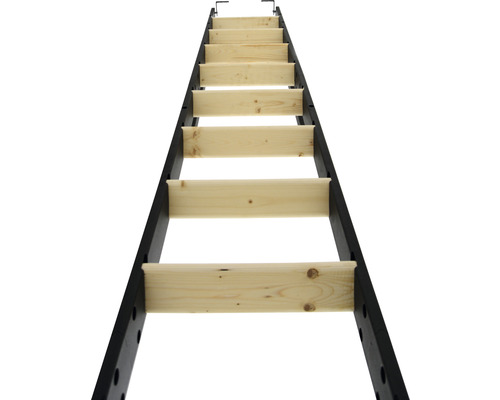 Escalier de grenier avec marches en bois