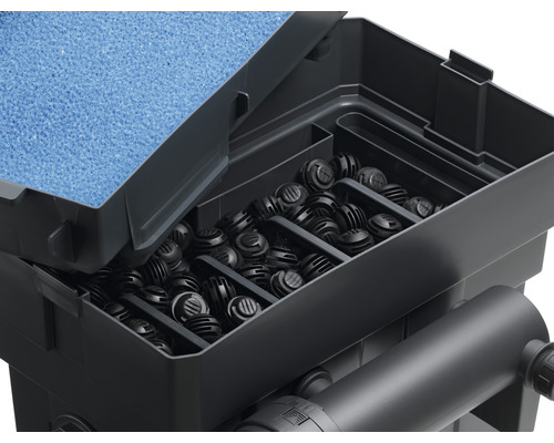 Gros plan d''un filtre de bassin avec masses filtrantes et mousse filtrante