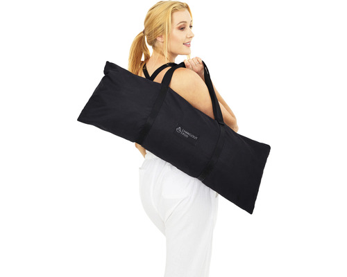 Frau trägt eine schwarze Tragetasche für Hängezelte über der Schulter