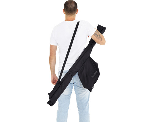 Mann mit Transporttasche für Angelruten über der Schulter