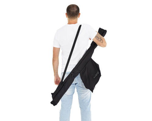 Mann mit Tragetasche für Sonnenschirm