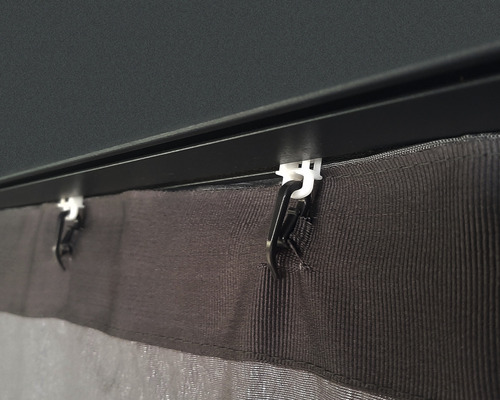 Gros plan d''un rideau avec des clips de fixation sur un rail