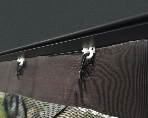 Vue détaillée d''une fixation de pavillon avec des clips et des panneaux textiles