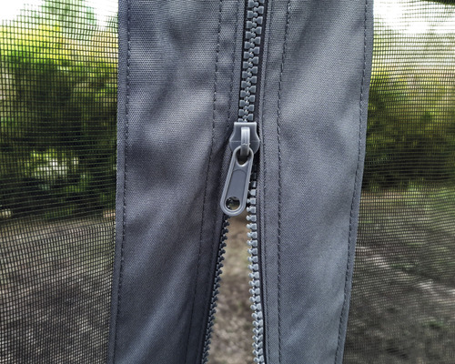 Gros plan d''une fermeture éclair sur une moustiquaire