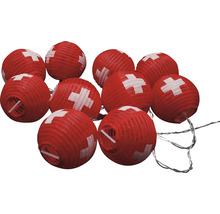 Lichterkette mit roten Papierlaternen und Schweizer Kreuz