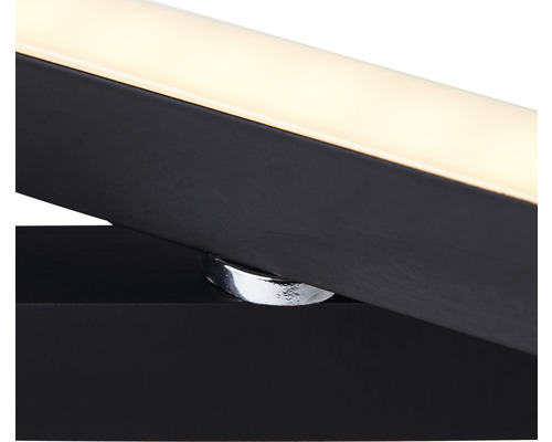 Gros plan d''une applique murale LED avec boîtier noir et fixation.