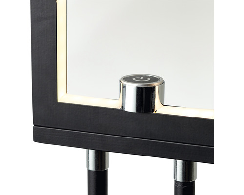 Detailansicht eines Spiegels mit integrierter Beleuchtung und Ein-Aus-Schalter.