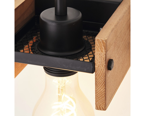 Detailansicht einer Deckenleuchte mit Holzrahmen und Leuchtmittel