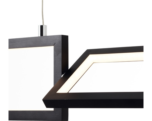 Nahaufnahme einer Hängelampe mit geometrischen Formen und LED-Beleuchtung.