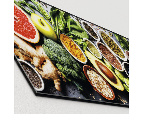 Image en verre acrylique avec un arrangement de fruits, de légumes et d''épices dans des bols.