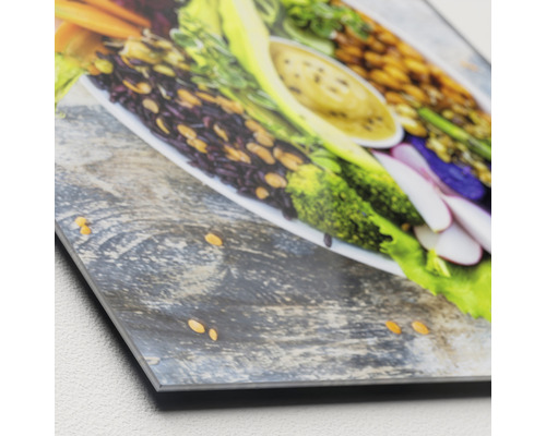 Dekoratives Bild mit Salat auf einer Holzoberfläche