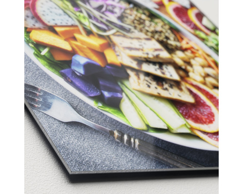 Gros plan d''une image en verre acrylique représentant une scène alimentaire, comprenant des fruits et des légumes, avec une fourchette