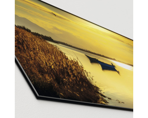 Image décorative avec lac, bateau et roseaux