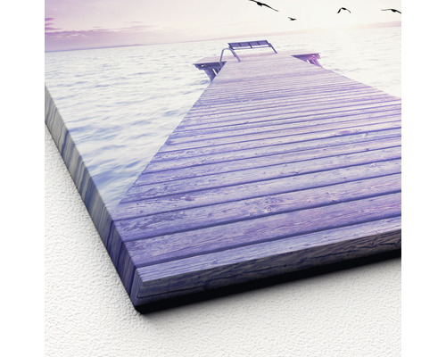Gros plan d''une impression sur toile représentant une jetée, la mer et des oiseaux