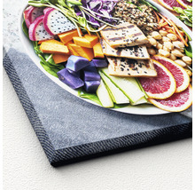 Leinwandbild eines Tellers mit verschiedenen Zutaten wie Tofu, Gemüse und Obst