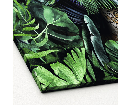 Gros plan d''une toile avec des motifs de plantes tropicales comme décoration murale