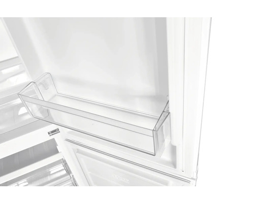 Innenansicht eines Kühlschranks mit transparenter Türablage