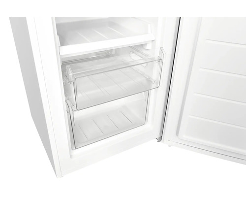 Innenansicht eines Gefrierschranks mit transparenten Schubladen