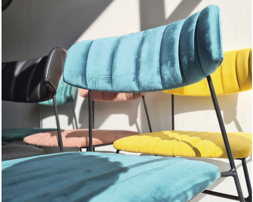 Plusieurs chaises avec rembourrage et pieds en métal