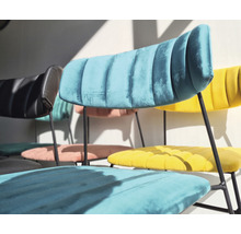 Plusieurs chaises rembourrées avec pieds en métal sont placées dans la pièce.