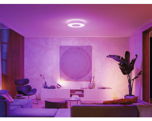 Salon avec plafonnier et mobilier moderne