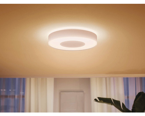 Plafonnier rond dans le salon