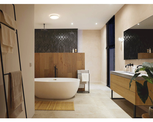 Helles Badezimmer mit freistehender Badewanne, Waschtisch und Handtuchhalter