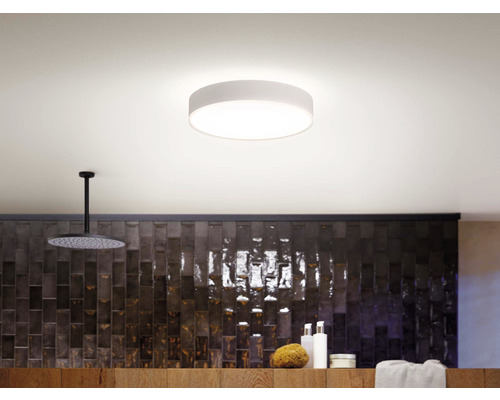 Modernes Badezimmer mit Deckenleuchte, Dusche und Ablagefläche