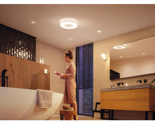 Modernes Badezimmer mit Deckenleuchten, Badewanne und Waschtisch