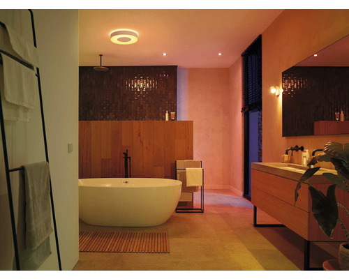 Badezimmer mit Badewanne, Waschtisch und Deckenleuchte