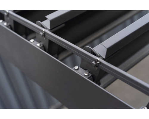 Gros plan du système de toit d''un toit de terrasse avec des vis