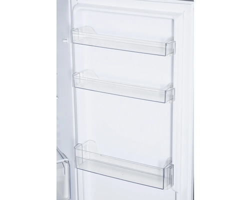 Innenraum eines Kühlschranks mit drei transparenten Ablagefächern an der Tür