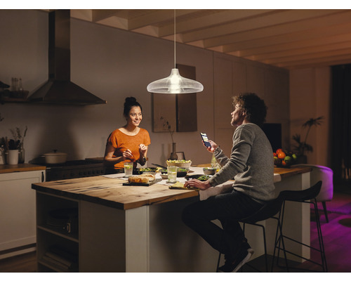 Suspension au-dessus d'une table à manger dans une cuisine moderne avec deux personnes