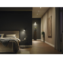 Schlafzimmer mit Bett und Flur mit Deckenleuchten