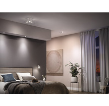 Schlafzimmer mit Bett und Deckenleuchten