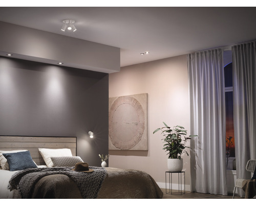 Schlafzimmer mit Bett und Deckenleuchten